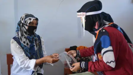 PMM UMM di Desa Gulbung membagikan face shield kepada Guru MTs (Madrasah Tsanawiyah) dan MA (Madrasah Aliyah). (Foto Ist for @portalmadura.com)
