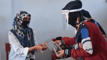 Cegah Covid-19, Mahasiswa UMM Bagikan Face Shield Gratis di Madura