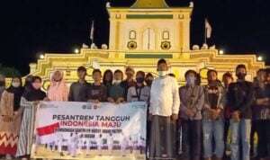 Pakai baju putih, Achmad Fauzi berswa foto bersama santri di depan masjid Jamik Keraton Sumenep sebelum pelepasan keberangkatan ke pondok