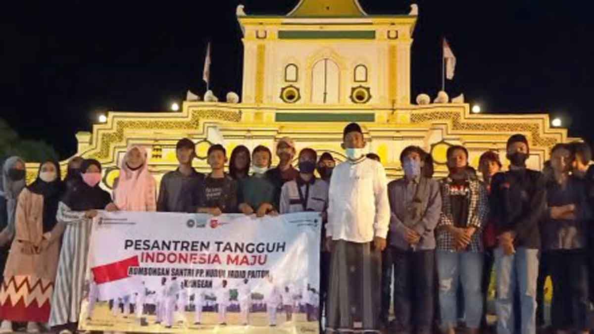 Pakai baju putih, Achmad Fauzi berswa foto bersama santri di depan masjid Jamik Keraton Sumenep sebelum pelepasan keberangkatan ke pondok