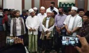 Pengasuh pondok, para kiai, Bupati dan Kapolres Sampang saat menenangkan massa (foto. Ist)
