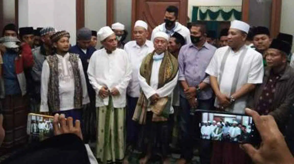 Pengasuh pondok, para kiai, Bupati dan Kapolres Sampang saat menenangkan massa (foto. Ist)