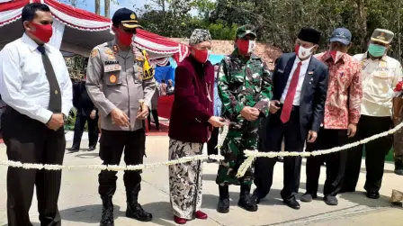 Bupati Sumenep A Busyro Karim bersama Pimpinan Forkopimda meresmikan jembatan Barisan-Sergang, Senin (17/8/2020). (Foto. Taufikurrahman @portalmadura.com)