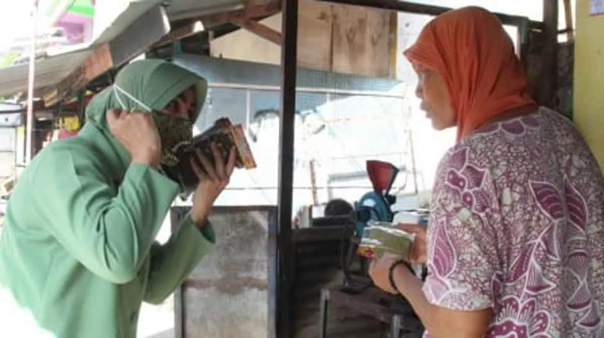 Gerakan Jatim Bermasker, Ibu Bhayangkari Sumenep &Amp; Persit Blusukan - Portalmadura.com Kiri, Ibu Persit Kartika Chandra Kirana (KCK) Kodim 0827 Sumenep saat membagikan masker kepada warga (Foto Istimewa)