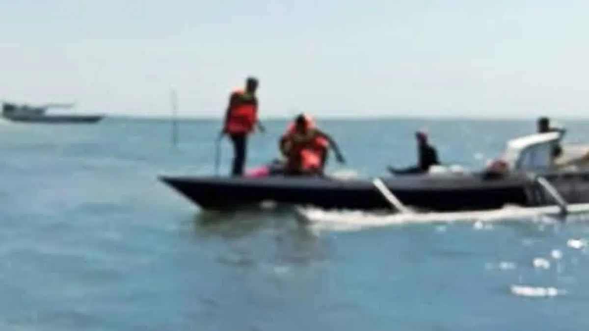 Petugas gabungan Polri dan TNI saat proses evakuasi korban meninggal dunia pada laka laut KM Obama yang terbalik di perairan Pagerungan Kecil, Kecamatan Sapeken, Sumenep (Foto Ist for @portalmadura.com)