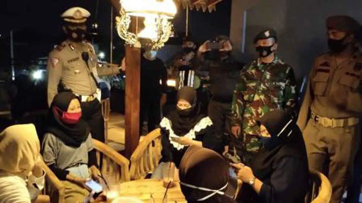Petugas gabungan sedang melakukan razia terhadap pengunjung di salah satu cafe di Sumenep.(Foto ist for @portalmadura.com)