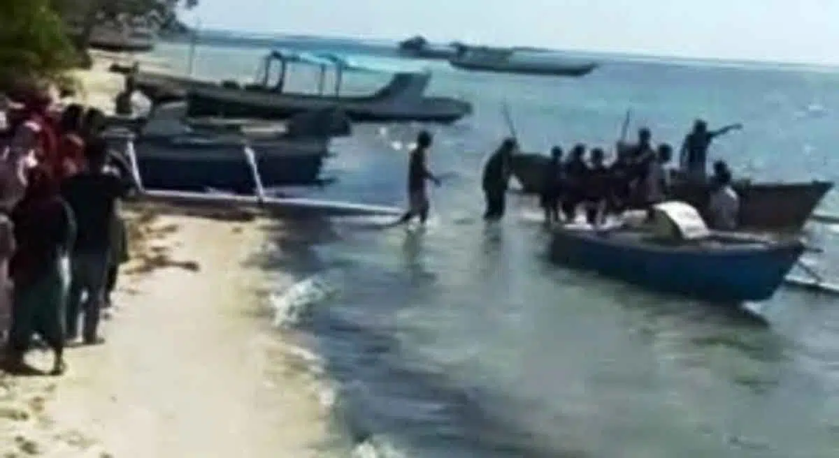 Proses evakuasi penumpang selamat pasca KM Obama terbalik akibat diterjang ombak di perairan Pulau Pagerungan Kecil, Kecamatan Sapeken, Sumenep (Ist for @portalmadura.com)