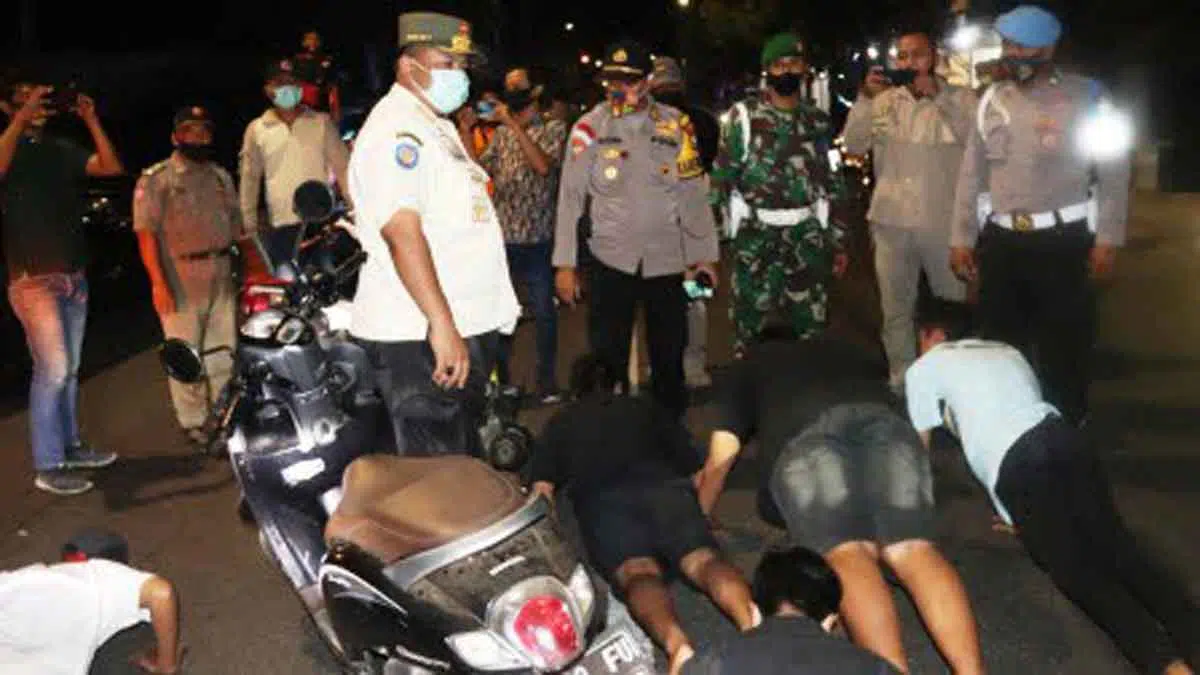 Penerapan sanksi push up (Humas Polres Sumenep)
