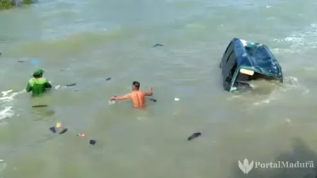 Kronologi Suzuki Carry Terjun ke Laut di Sampang Madura