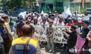 Ayam Potong Luar Madura Masuk Pamekasan, Peternak Demo Pemkab