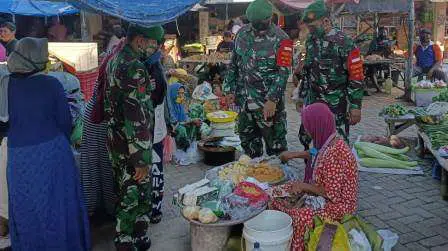 Petugas gabungan temukan pedagang di Pasar Tradisional Kecamatan Karanggeneng Tak Pakai Masker (Ist for @portalmadura.com)
