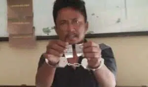 Tersangka menunjukkan barang bukti poket sabu-sabu (Humas Polres Sumenep)