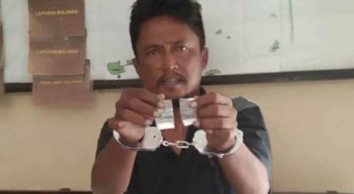 Tersangka menunjukkan barang bukti poket sabu-sabu (Humas Polres Sumenep)