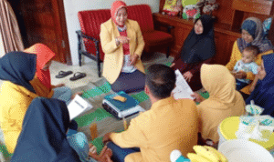 Pemberian materi dan latihan pembuatan ekstrak Curcumin Mix dalam bentuk kemasan serbuk (Foto. Ist for @portalmadura.com)