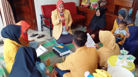 Pemberian materi dan latihan pembuatan ekstrak Curcumin Mix dalam bentuk kemasan serbuk (Foto. Ist for @portalmadura.com)