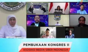 Kiri, Gubernur Jawa Timur Khofifah Indar Parawansa saat menghadiri pembukaan Kongres II Asosiasi Media Siber Indonesia (AMSI) secara virtual (tangkapan layar)