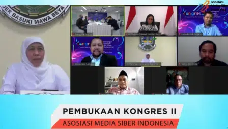 Kiri, Gubernur Jawa Timur Khofifah Indar Parawansa saat menghadiri pembukaan Kongres II Asosiasi Media Siber Indonesia (AMSI) secara virtual (tangkapan layar)