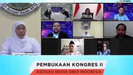 Kiri, Gubernur Jawa Timur Khofifah Indar Parawansa saat menghadiri pembukaan Kongres II Asosiasi Media Siber Indonesia (AMSI) secara virtual (tangkapan layar)