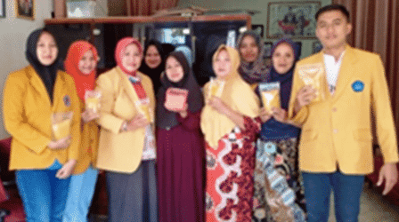 Kelompok ibu rumah tangga di Desa Pandian, Sumenep yang suksesdalam pembuatan ekstrak Curcumin Mix dalam bentuk kemasan serbuk (Foto. Ist for @portalmadura.com)
