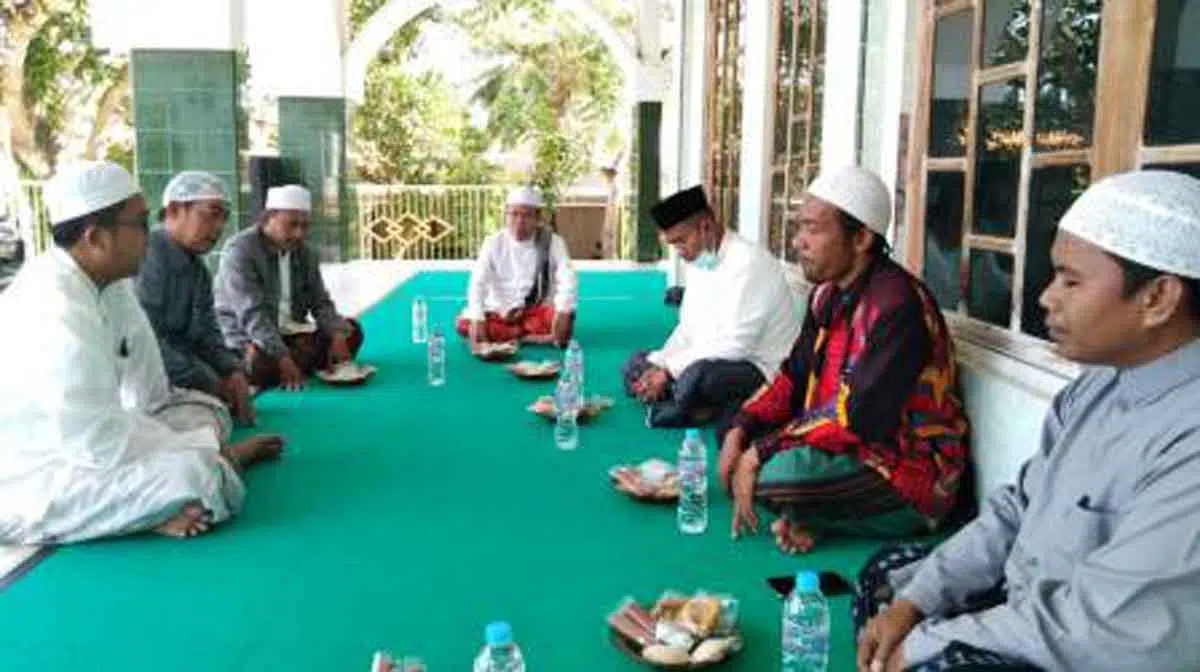 Achmad Fauzi saat bersilaturahmi ke kediaman Pengasuh Pondok Pesantren Darut Tauhid Islami Palpettok Plakpak, RKH Muhammad Bakir Hasan Bakir (Foto Ist)