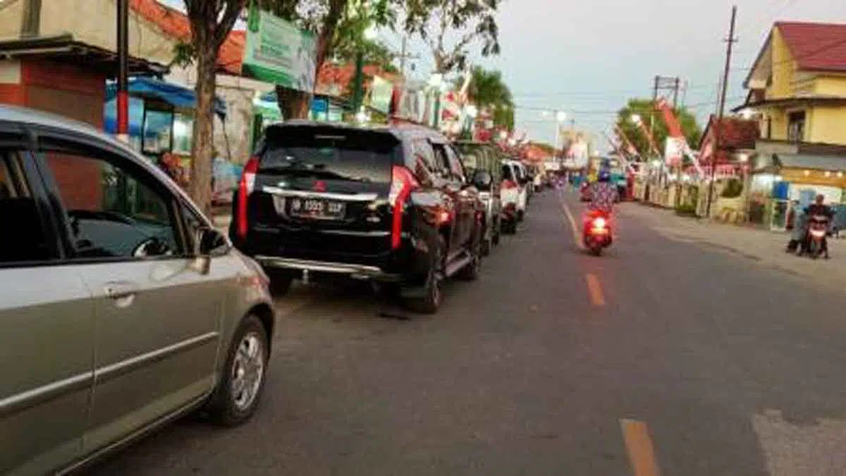 Antrean panjang didominasi kendaraan roda 4 menuju penyeberangan di Pelabuhan Kalianget, Sumenep (Foto. Ist for @portalmadura.com)