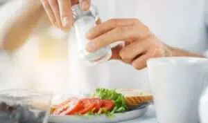 5 Dampak Bagi Kesehatan Terlalu Banyak Konsumsi Makanan Asin