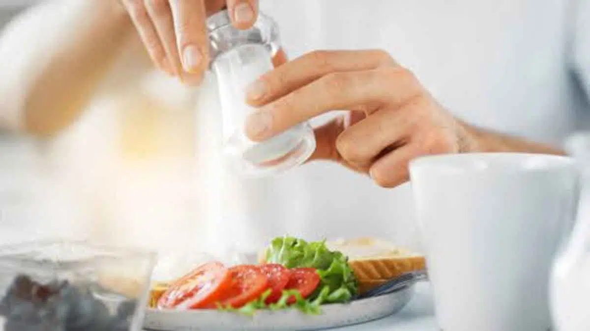 5 Dampak Bagi Kesehatan Terlalu Banyak Konsumsi Makanan Asin