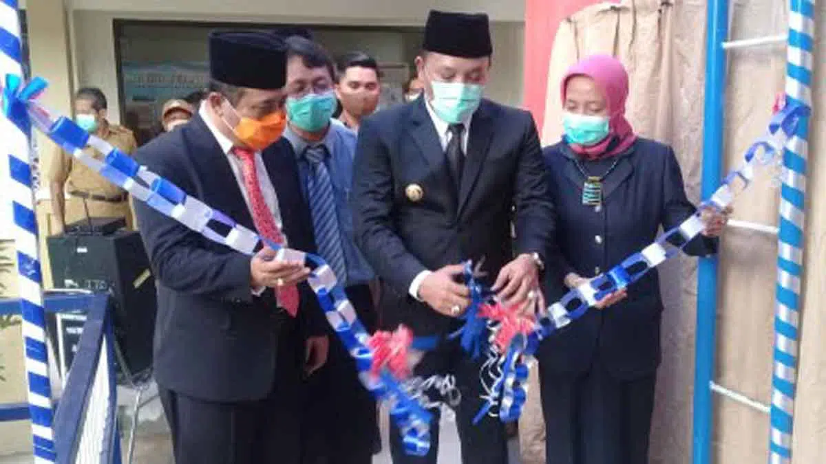 Bupati Sampang, H. Slamet Junaidi menggunting pita sebagai tanda peresmian Ruang Lab Swab Test PCR di RSUD dr Mohammad Zyn (Foto. Rafi @portalmadura.com)