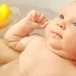 Cara Memandikan Bayi Baru Lahir yang Wajib Diketahui Orang Tua