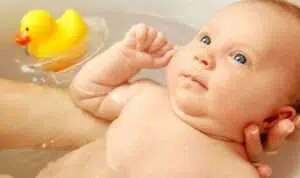 Cara Memandikan Bayi Baru Lahir yang Wajib Diketahui Orang Tua