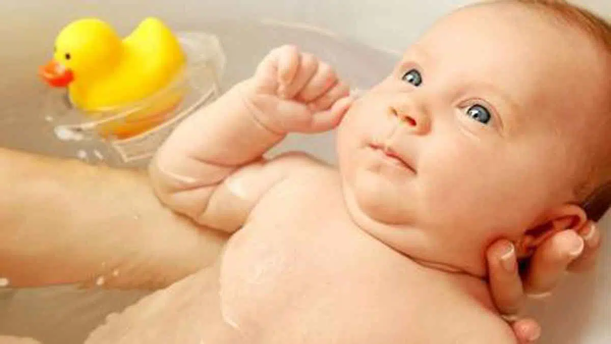 Cara Memandikan Bayi Baru Lahir yang Wajib Diketahui Orang Tua