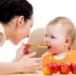 4 Langkah untuk Mencoba Memberikan Makanan Padat pada Si Kecil