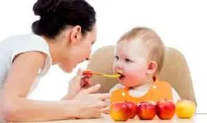 4 Langkah untuk Mencoba Memberikan Makanan Padat pada Si Kecil