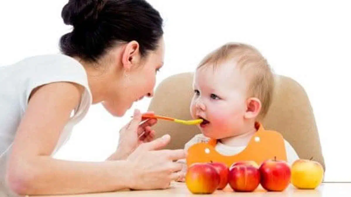 4 Langkah untuk Mencoba Memberikan Makanan Padat pada Si Kecil