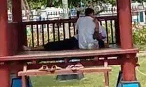 Ciuman bergairah di salah satu gazebo Taman Wijaya Kusuma (tangkapan layar)