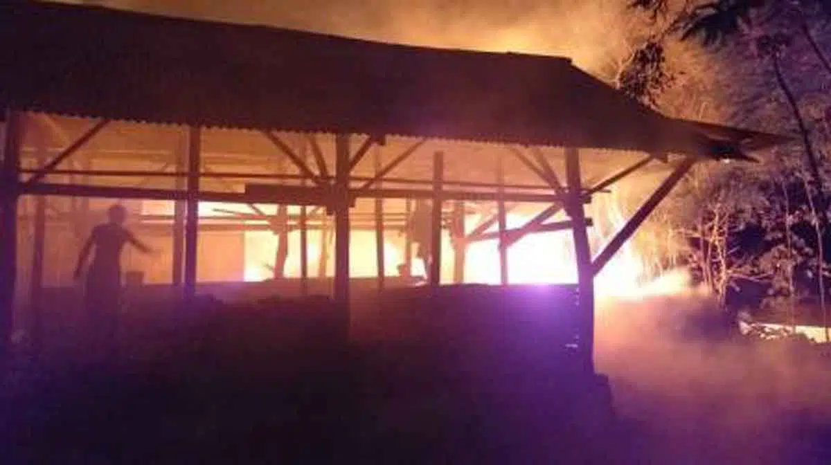Kebakaran melanda pangkalan kayu di Dusun Pesisir, Desa Essang, Kecamatan Talango kepulauan Poteran Kabupaten Sumenep, Madura, Jawa Timur, Senin (24/8/2020) dini hari