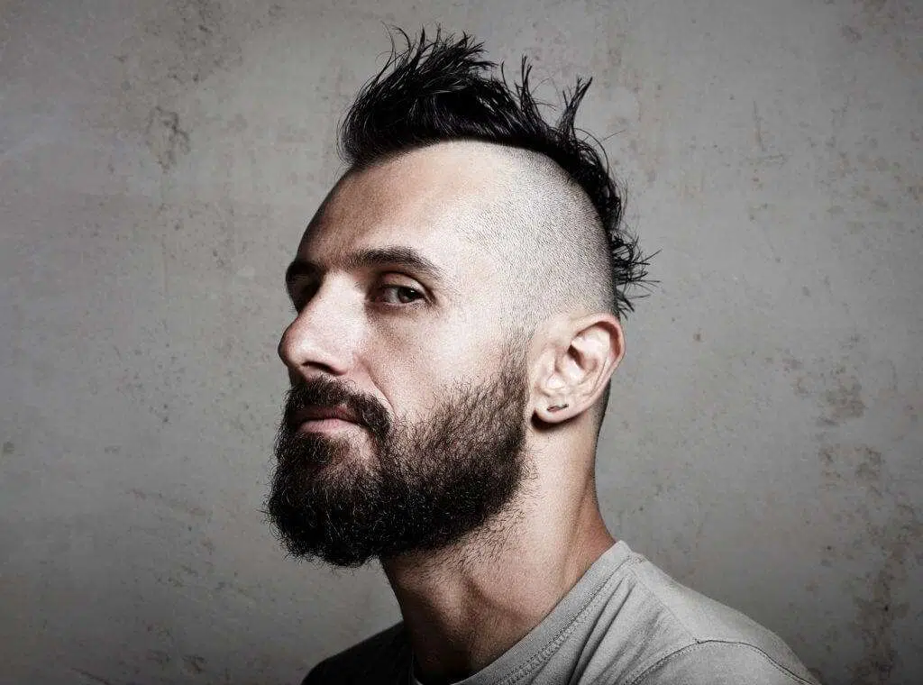model rambut Mohawk undercut klasik