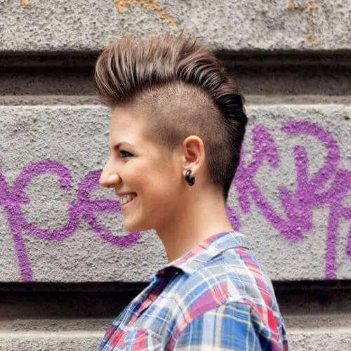 model rambut Mohawk wanita undercut klasik