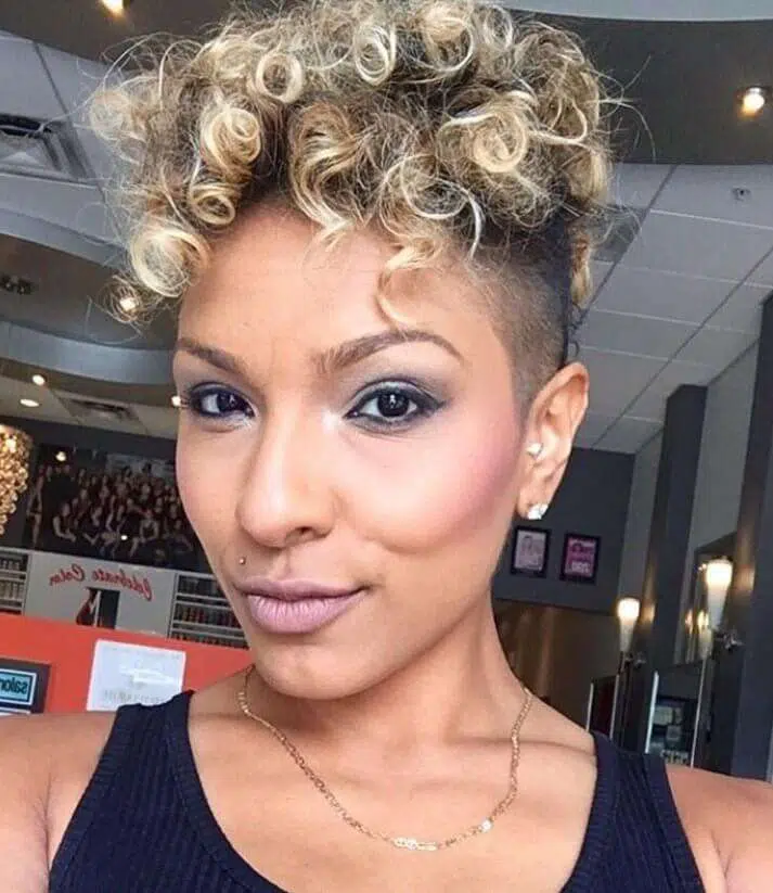 model rambut mohawk wanita Curly Mohawk