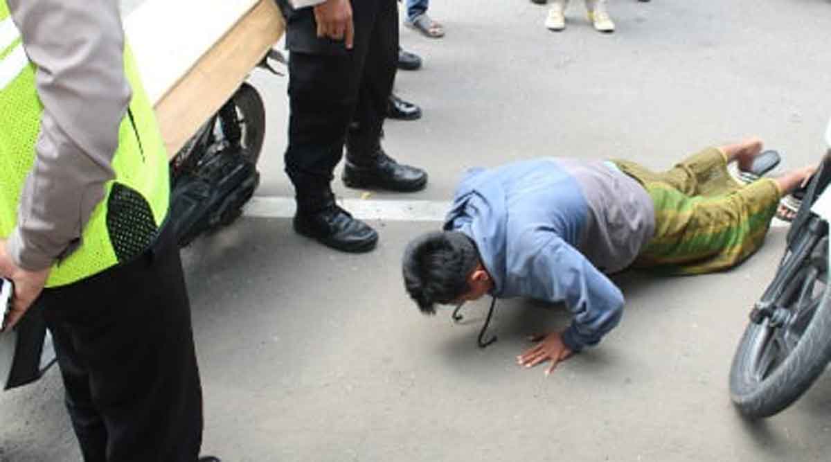 Salah seorang pemotor terjaring razia tidak menggunakan masker dan mendapar sanksi push up di tempat (Foto. Istimewa for @portalmadura.com)