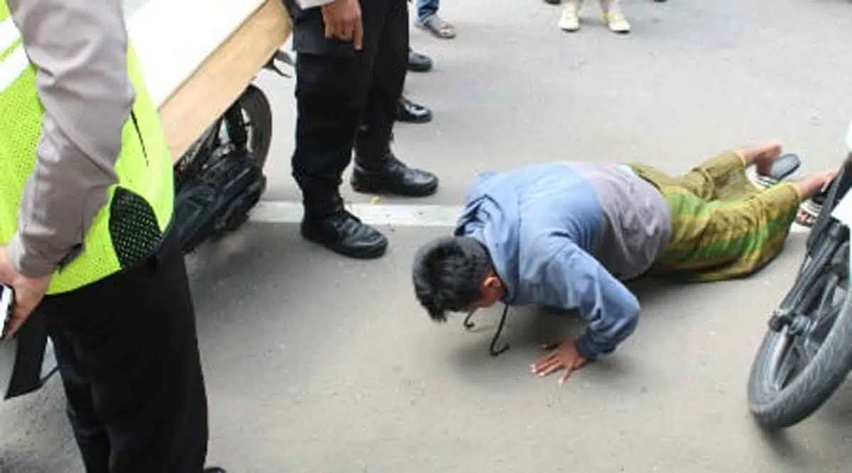 Salah seorang pemotor terjaring razia tidak menggunakan masker dan mendapar sanksi push up di tempat (Foto. Istimewa for @portalmadura.com)