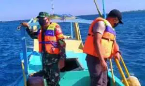 Petugas kepolisian dan TNI melakukan pencarian korban hilang akibat KM Obama terbalik di perairan Pulau Pagerungan Kecil, Kecamatan Sapeken, Sumenep, Rabu (26/8/2020). (Foto. dok. Humas Polres Sumenep)
