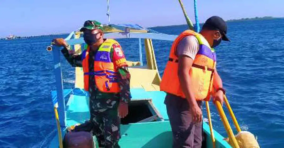 Petugas kepolisian dan TNI melakukan pencarian korban hilang akibat KM Obama terbalik di perairan Pulau Pagerungan Kecil, Kecamatan Sapeken, Sumenep, Rabu (26/8/2020). (Foto. dok. Humas Polres Sumenep)