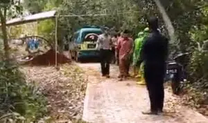 Aparat kepolisian menghalau warga yang hendak mendekati mobil ambulan jenazah PDP Covid-19. (tangkapan layar)