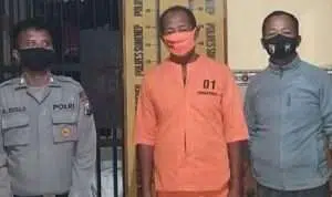 Tengah, tersangka pencabulan kenakan baju tahanan (Humas Polres Sumenep)