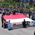 Meriahkan HUT ke-75 RI, Warga Sampang Bentangkan Merah Putih di Traffic Light