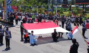 Warga Sampang bentangkan bendera Merah Putih di traffic light, Senin (17/8/2020)