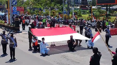 Warga Sampang bentangkan bendera Merah Putih di traffic light, Senin (17/8/2020)