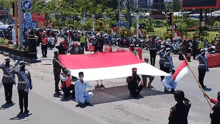 Meriahkan HUT ke-75 RI, Warga Sampang Bentangkan Merah Putih di Traffic Light