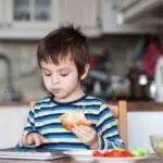 Cara Menghentikan Kebiasaan Anak Makan Sambil Berlari